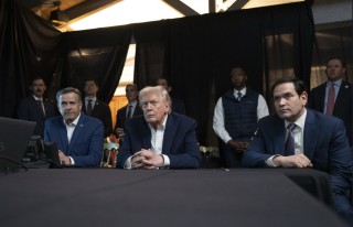 特朗普发布观看美对委行动照片