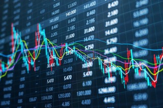 如何有效评估期货产品的价格波动和市场趋势？这种评估的价值是什么？