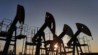 特朗普关税加剧经济衰退担忧 美国原油周一收跌2.1%