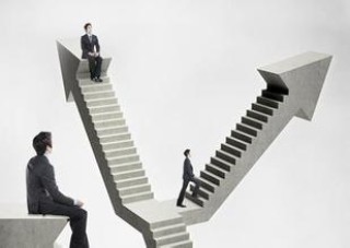 如何操作期权套利实例？套利过程中有哪些要点需注意？