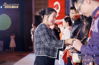 南方基金党委书记陈莉出席2025分析师大会暨第七届新浪财经金麒麟分析师盛典