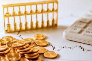 如何把握黄金市场中的短线反弹机会？这种机会如何与长期投资策略相结合？