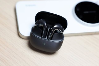 小米 Buds 6 首发上手：半入耳旗舰的‘听感’与‘智慧’进化