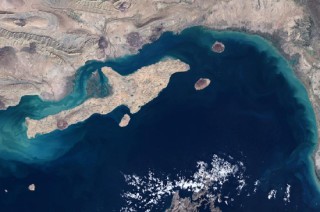 霍尔木兹海峡航运再度下滑 美国海上封锁令加剧谨慎情绪