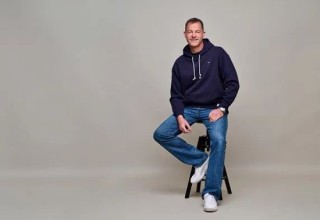 股价闪崩，CEO提前“下课”！知名品牌巨震