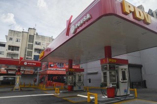 第1现场｜遭袭后的委内瑞拉：药店排队、油站关闭、民众集会抗议