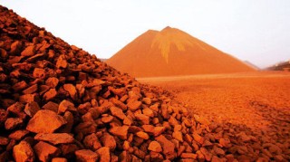 如何分析铁矿的市场情况？铁矿价格的波动受哪些因素影响？