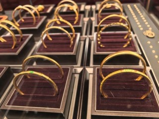 “起床后第一件事就是看金价”！有人贷款17万买黄金，网友形容：借钱蹦极！