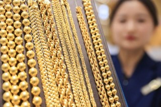 “起床后第一件事就是看金价”！有人贷款17万买黄金，网友形容：借钱蹦极！