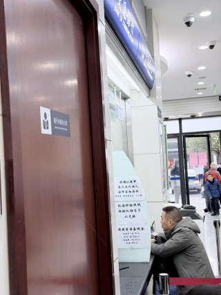 “马年”纪念币钞兑换首日银行网点排队如潮，有“黄牛”在等待回收