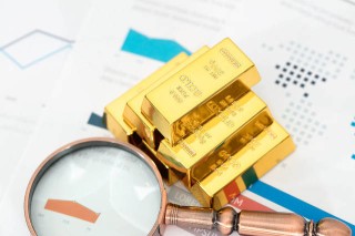 如何合理确定商品期权保证金的数额？这个数额对交易风险有何影响？