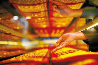 如何分析黄金多头市场的特点？这种市场特点对投资者有何要求？