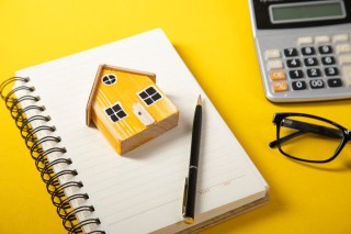 如何进行房产税的征收和管理？这种管理对财政收入有何贡献？