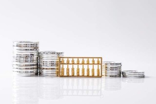 如何在投资选择中合理评估混合基金费率？这些费率对投资收益有何影响？