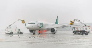 上海飞西安延误了5小时，突降暴雪，航班大面积延误！大批人被困机场