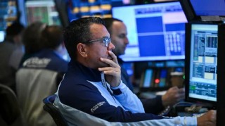 尾盘：美股维持涨势 纳指上涨约400点