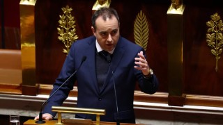 法国政府在两项不信任动议中过关