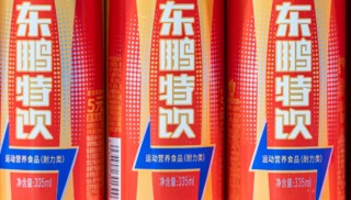 押宝张雪机车迎来营销“高光时刻”，东鹏饮料港股却创历史新低