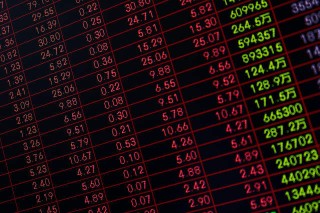 选择期货买入时机的依据是什么？不同的买入时机对交易结果有何影响？