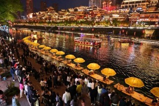 现在开始流行“情绪文旅”？半月谈：满足人们“松口气”的刚需