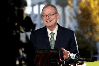 特朗普“钦点人选”曝光：哈塞特称愿接受美联储主席提名！现任主席鲍威尔任期将于2026年5月15日届满