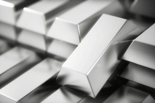 如何分析黄金和白银的市场表现？它们的价格差异由什么决定？