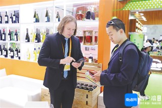 消博会上，这位法国商人看中了中国优质葡萄酒
