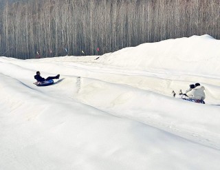 河北青龙：家门口的“冰雪乐园”开启群众过年新模式