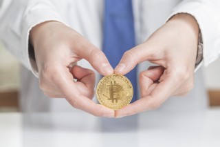 如何理解国际黄金价格的形成机制？这种机制存在哪些变化因素？