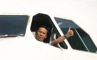 原东航集团董事长刘绍勇多么爱作秀？非要每年开飞机过瘾！但如今却被指涉嫌受贿！应该没法出来了