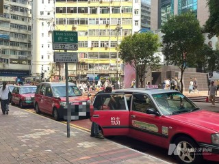 出租车牌照价格从700万港元跌到200万港元：Uber与高德网约车“夹击”，香港出租车行业如何突围？
