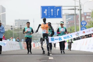 “1米8大高个”VS“旋风小子”  全球首个人形机器人半马落幕！北京亦庄为何“领跑”？｜“奔跑吧”具身智能②