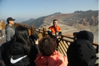 从紫金山到全球：紫金矿业的 ESG 实践与黄金矿业的生存之道