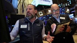 午盘：三大指数悉数走高 道指上涨近500点