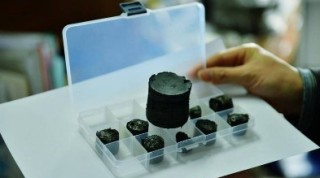 石墨烯在材料科学中有哪些特性和潜在应用？这些特性和潜在应用如何实现商业化？