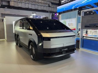 消博手记 | 打工人有救了？消博会上那张让人“抖睡”的椅子，居然是航天员同款