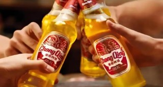 重庆啤酒营收净利双降仍慷慨分红，深陷合同纠纷高端化受阻