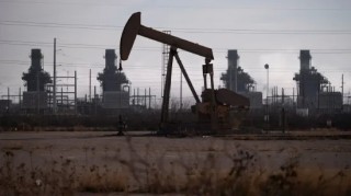 美油跌破62美元创三年多新低 特朗普关税与OPEC+增产施压