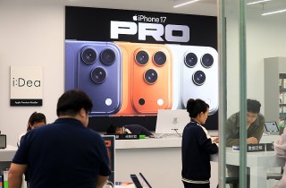 iPhone 17系列带动苹果10月在华销量大增37%，当月市场份额达到四分之一