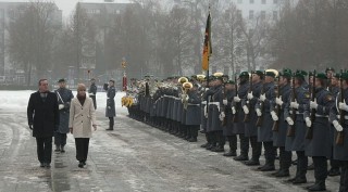 欧盟高官与德国防长举行会谈 称格陵兰岛“受到保护”