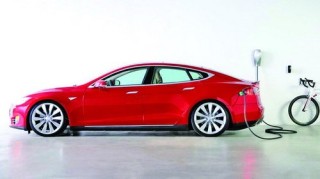 雨天驾驶如何保持车辆稳定性？