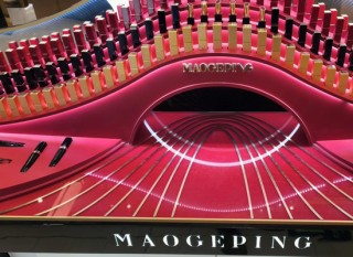 “美妆茅”变“家族提款机”？毛戈平上市1周年被“抽水”13亿