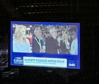 苹果CEO库克亮相股东大会 巴菲特感谢：让我们赚了很多钱