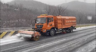 2400余人值守！建工养护集团全力铲冰除雪保畅通