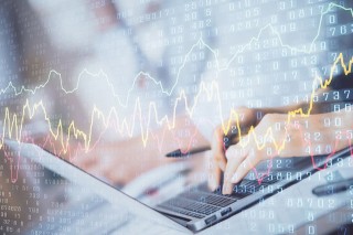 如何理解股票发行佣金的构成？这种佣金构成对市场有何影响？