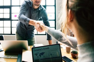 如何在合作过程中实现双方的共赢？这种合作的关键因素是什么？