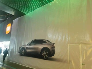 明晚7点上市，小米新一代SU7小订客户已有十几万！有门店紧急租下隔壁门面，做好限流准备！雷军：不得不涨点价，但一定物超所值