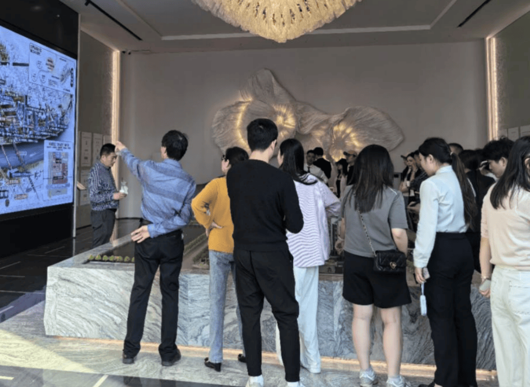 上海楼市“五一”爆火！有楼盘售楼处人多到限流，还有项目临时加推一栋楼……专家：大家对“好房子”的需求潜力很大  第3张