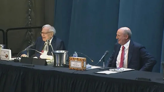 伯克希尔投资者期待巴菲特在年会上指点迷津:关税动荡冲击市场与经济 第1张 伯克希尔投资者期待巴菲特在年会上指点迷津:关税动荡冲击市场与经济 第1张