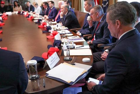 画面曝光！外媒拍下华尔兹手机聊天界面：使用安全性存疑“山寨”软件与多名美高官通信  第1张